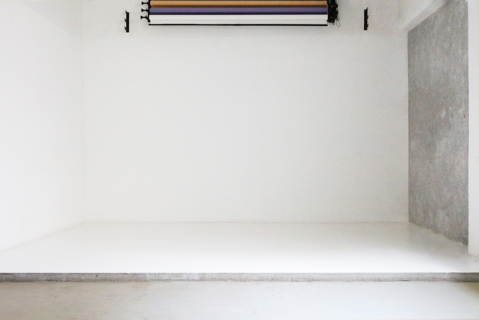 Noleggio studio fotografico, sala posa, set daylight, props a Milano. Per shooting di moda, lookbook, e commerce, editoriale, ambientato, ritratto, still life, video, casting, workshop.