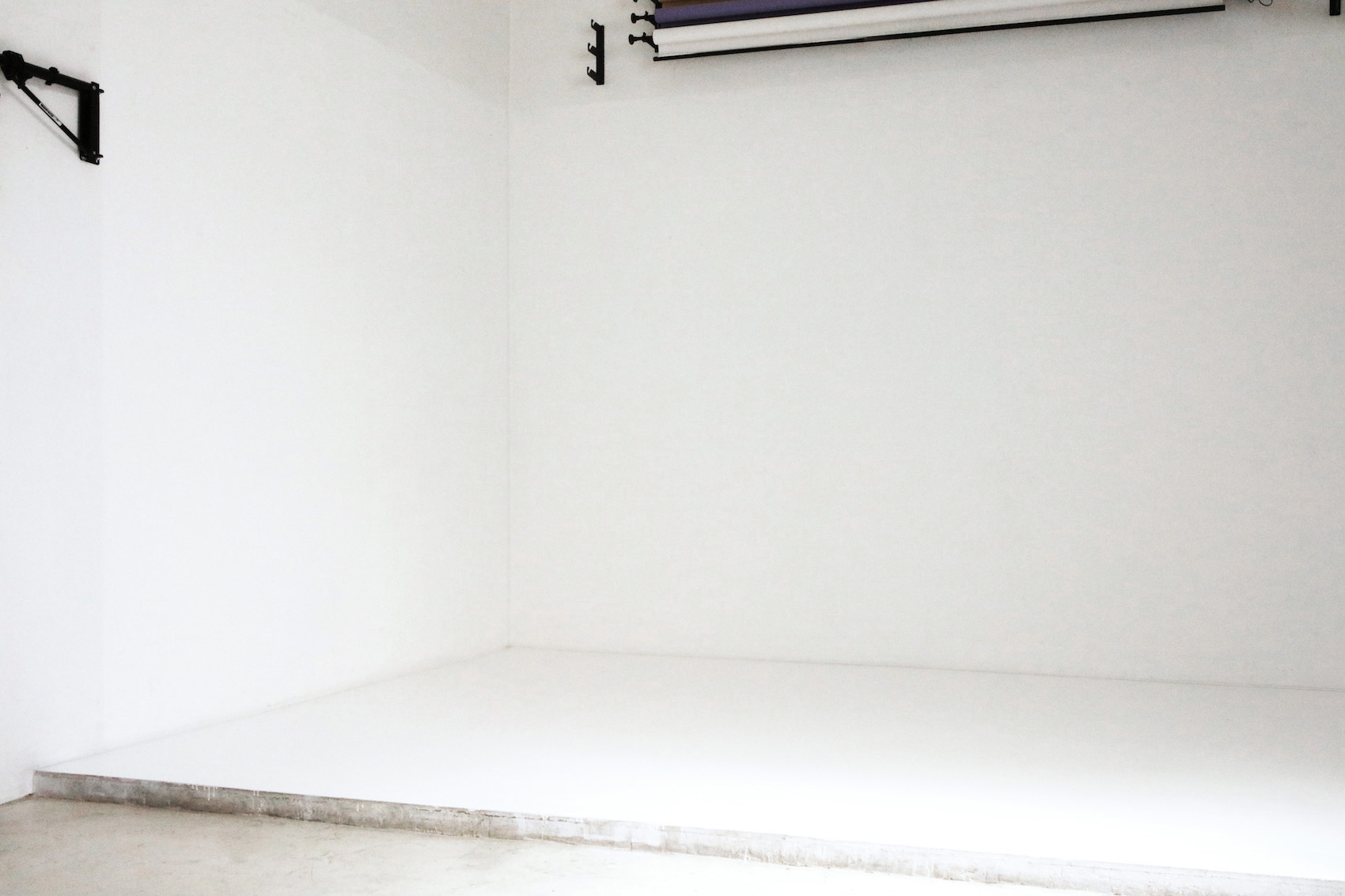 Noleggio studio fotografico, sala posa, set daylight, props a Milano. Per shooting di moda, lookbook, e commerce, editoriale, ambientato, ritratto, still life, video, casting, workshop.
